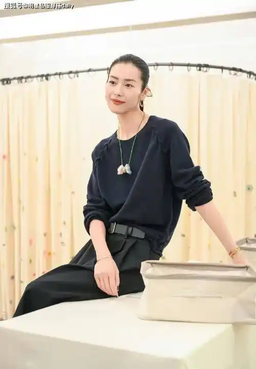 超模刘雯2套秋日穿搭,针织衫搭半裙简洁优雅,条纹马甲高级大方