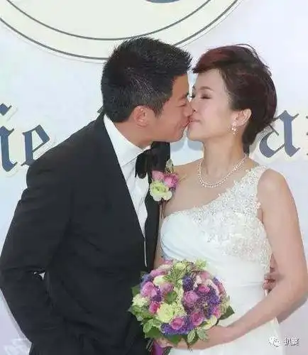 而这时媒体爆料说文颂娴老公所谓的外贸生意,其实是专门收购抵押欠债