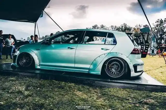 r400套件宽体低趴,这高尔夫7改装够夸张的!