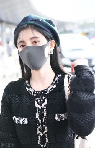 鞠婧祎戴贝雷帽是精致美少女,露出水汪汪大眼睛超可爱
