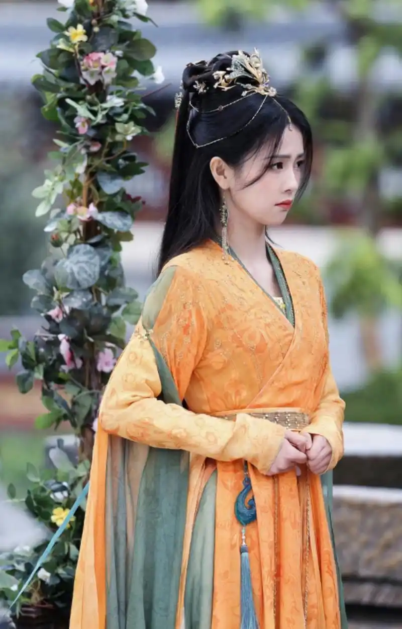 白鹿的古装造型美翻了,一颦一笑撩人心弦 #白鹿好美