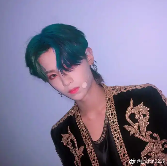 justin黄明昊绿发自拍