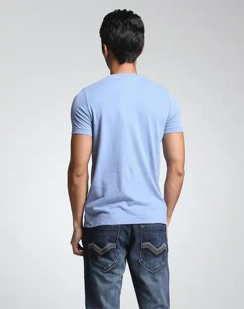 浅灰蓝色简洁贴布字母短袖t恤