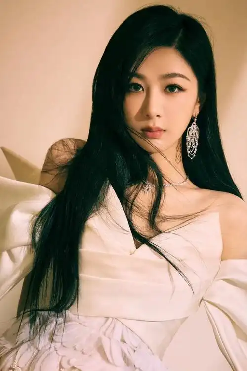 杨紫最新造型大片优雅氛围