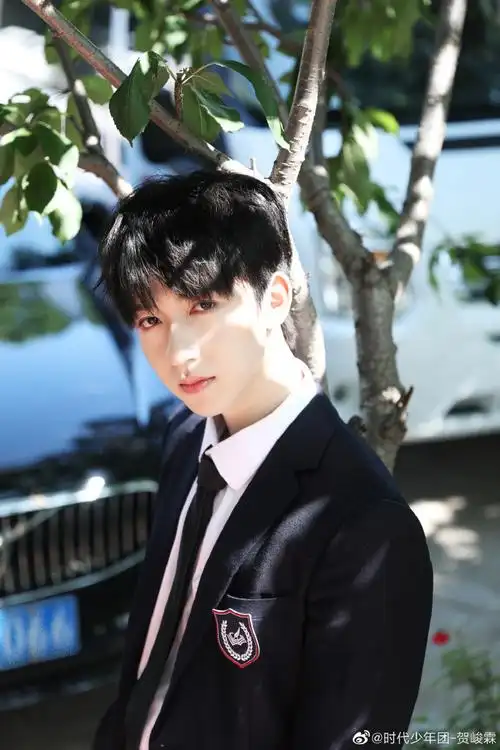 贺峻霖晒哭泣的游戏花絮照##贺峻霖校服写真