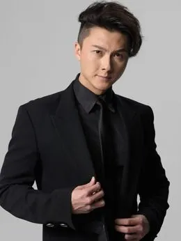 蒋世龙(王浩信饰演)