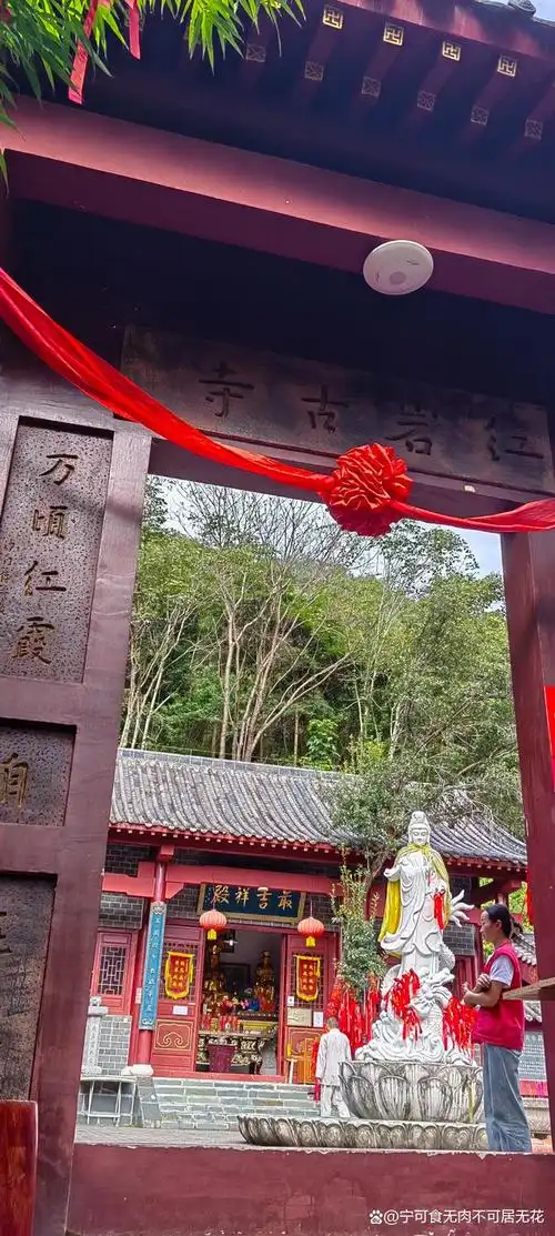 东浒寨位于江西修水县,是个人工打造的休闲风景区.