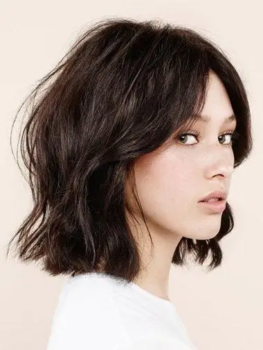 发型师姐编辑:emily 分享到  中分造型的刘海搭配两侧饱满柔顺的为