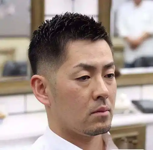 50岁男人选择的发型,以干练为主,方便打理,节省时间.