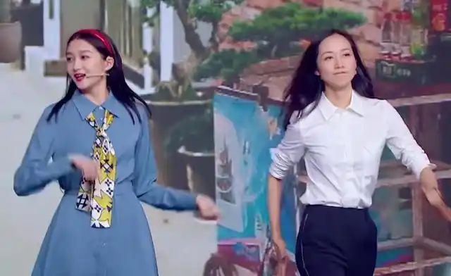 韩雪和关晓彤同台走秀,两人相差2cm,谁的"腿长"一目了然