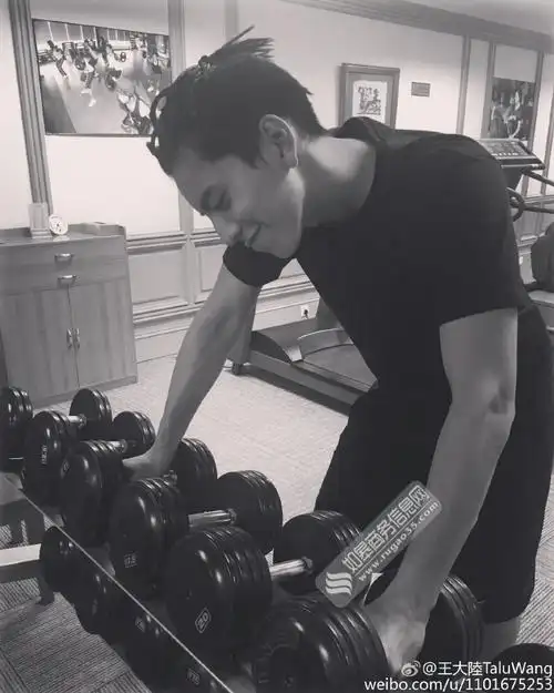 王大陆晒健身照依旧酷帅身穿运动衣嘴角含笑