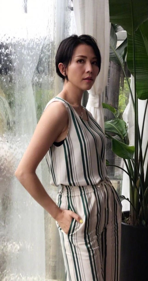 蔡少芬带女儿走机场穿黑色长款羽绒服保暖舒适随性简约好低调