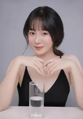 穿衣有讲究,黑色吊带装更显少女肌肤的白净细嫩