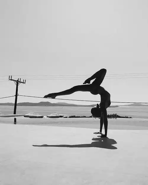 那个惊艳了世界的裸体瑜伽姑娘又出新片了