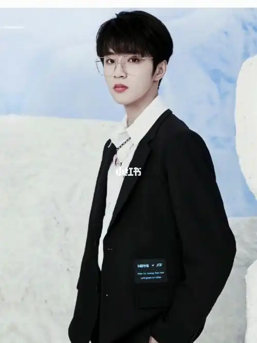 戴眼镜的刘文很帅很撩