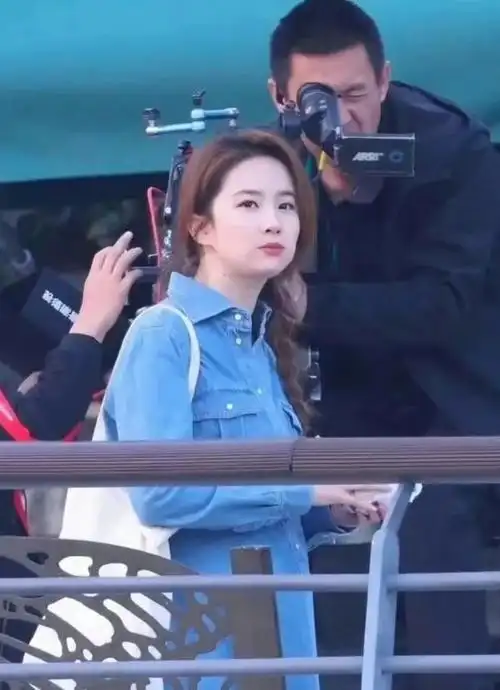 刘亦菲走哪吃到哪不胖才怪