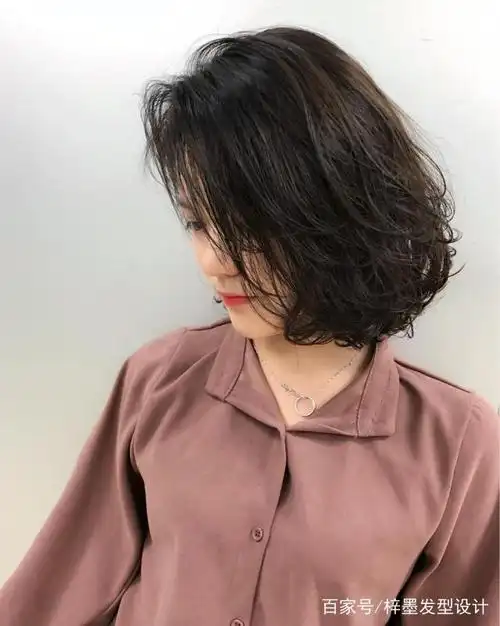 中发烫发发型,卷度适中,发量合理去除.