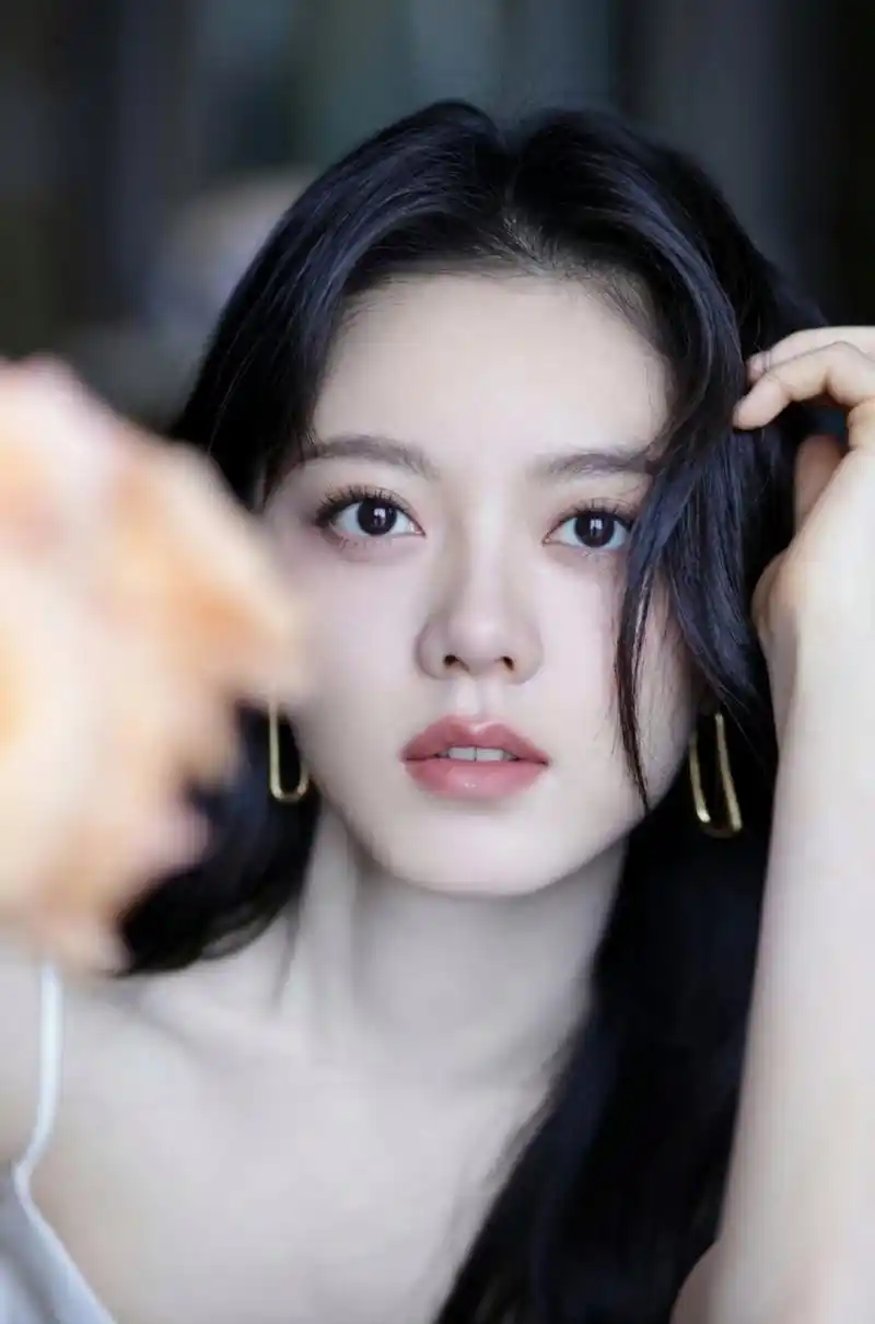 赵今麦更新营业照,清新的初夏气息扑面而来,白白净净的女孩子就是招人