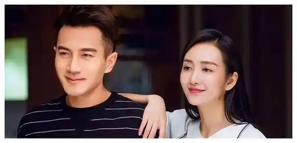 王鸥素颜逛珠宝展十足妈味试戴千万翡翠好悠闲不打算复出了