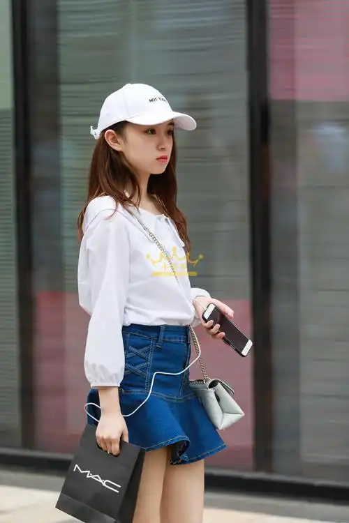 三里屯时尚街拍分享一组牛仔裙美女