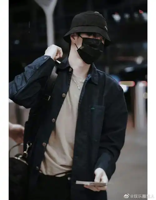 王一博回国机场照##王一博回国机场饭拍路透