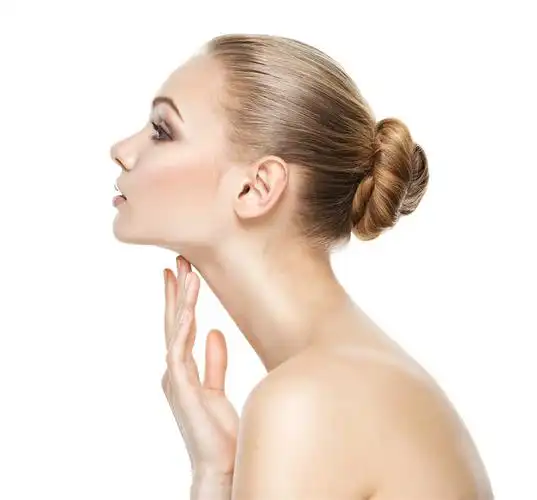 右手托下巴的外国女子侧脸