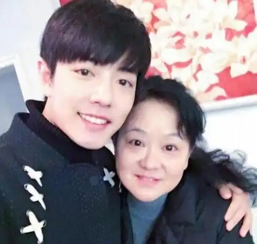 有一种"完美基因"叫肖战,和爸爸共用一张脸,全家都是高颜值