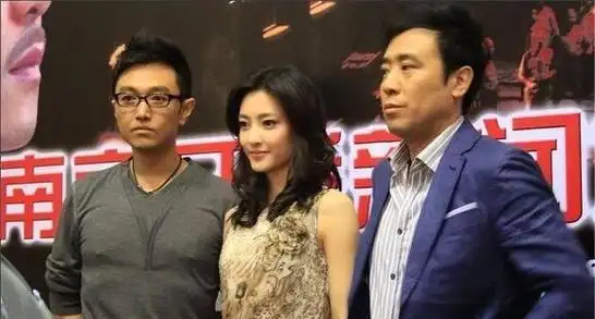 事实证明,"偷婚"的王丽坤,在"自食恶果"的路上越走越远