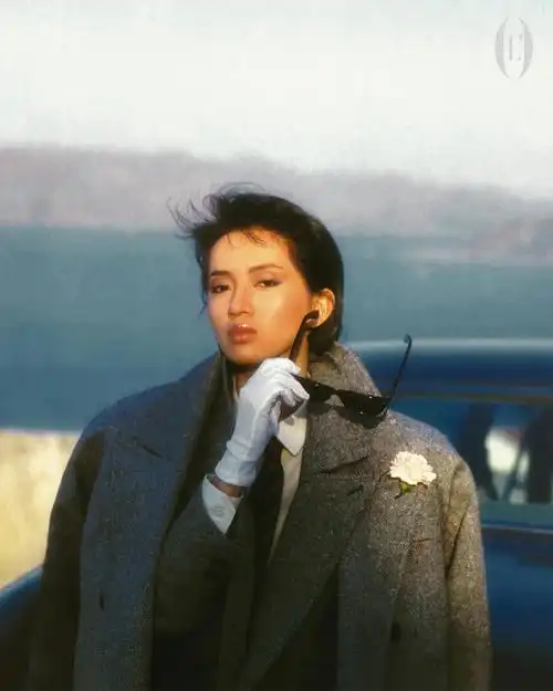 以"time"为主题的港版 lofficiel ,选择了天后梅艳芳作为这一期的