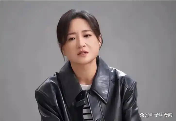 贾玲大波浪发型现眼球穿裙装大秀美背和美腿简直美艳动人