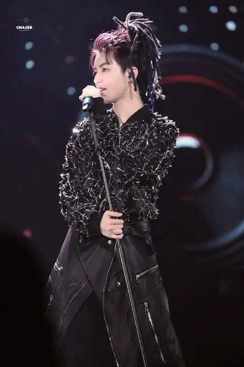 让人欲罢不能的立麦杀#王俊凯立麦杀系列往舞台上一站就能撩人于涡挝