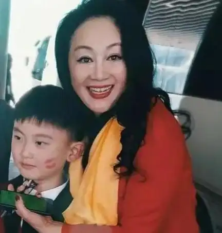 王姬:嫁初恋高峰,儿女双全,风光背后有苦珠