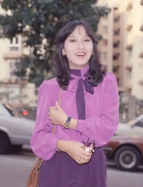 赵雅芝有过两段婚姻,她的老大和老二是在第一段婚姻中诞生,而老三则是