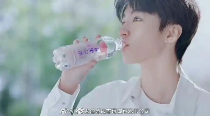 转发 关注 @ 两位小可爱,抽两位幸运儿,每人送#王俊凯纯悦品牌代言人