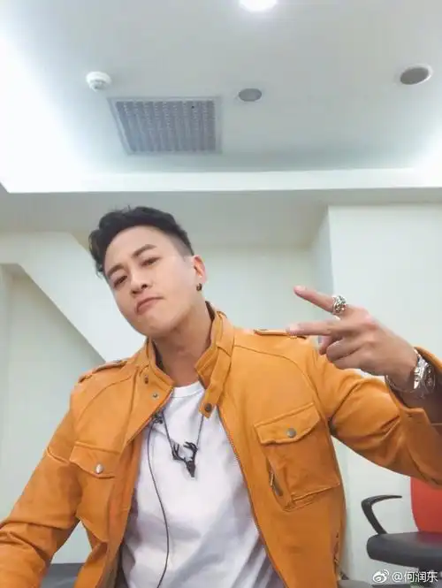 43岁何润东老当益壮!英雄汗衫配哈喽凯蒂背贴显30岁型男气场