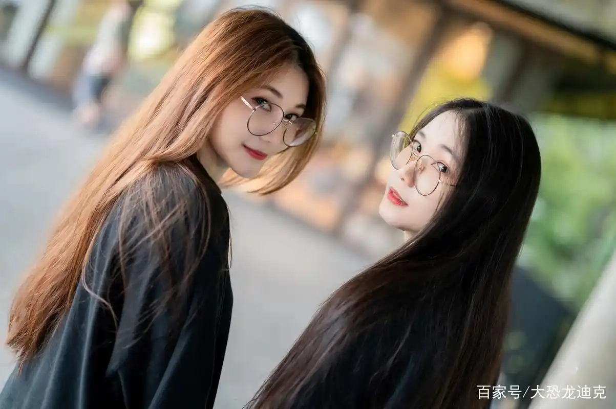 两位戴眼镜的女生,虽然穿着打扮保守又简单,但展现出迷人的青春