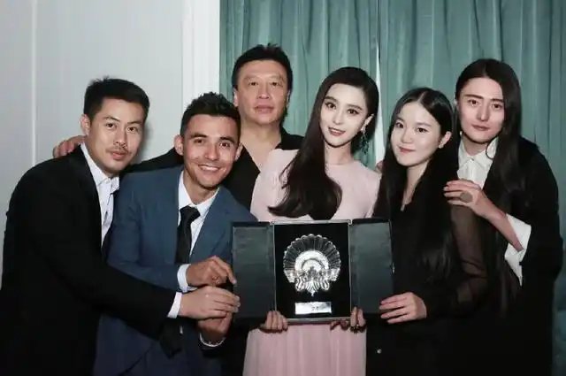 9月27日晚间,范冰冰更新微博发文感谢在背后支持她的团队,范冰冰表示