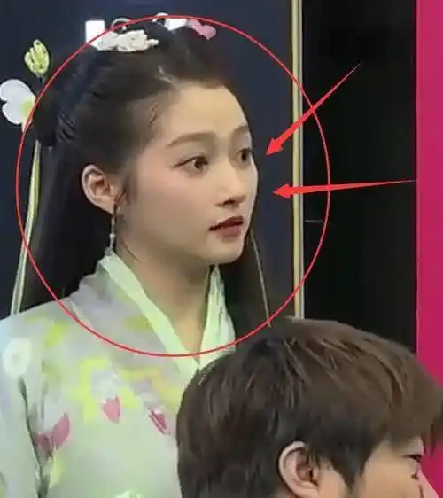 原创原创23岁关晓彤模仿16岁刘亦菲离开七级滤镜这脸蛋我没看错