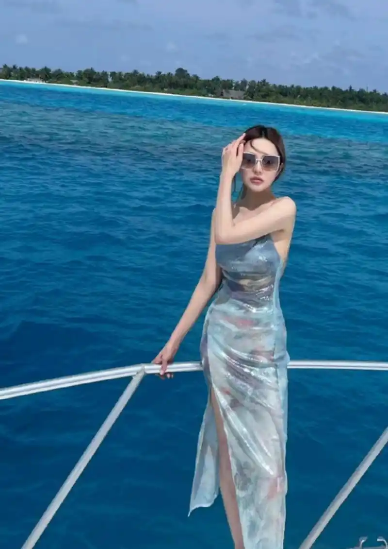 周扬青坐游艇出海,身后就是一望无际的海面,风景非常养眼.