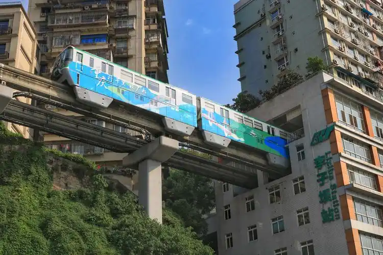 因此索道,扶梯,电梯,轻轨,地铁等极具特色的交通方式构成了重庆特有的