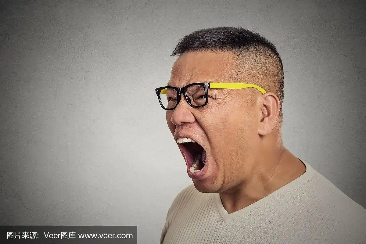 侧影肖像痛苦的疯狂的不高兴的生气的脾气暴躁的中年男人戴着眼镜张着