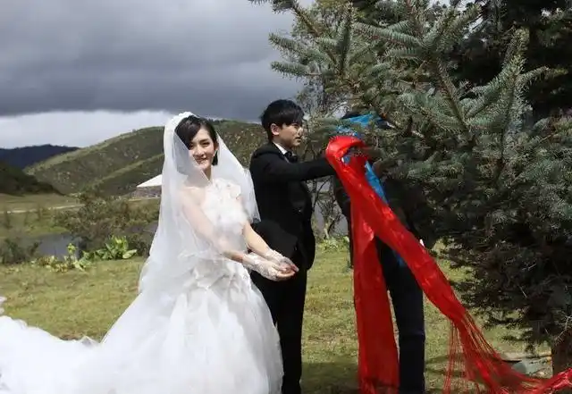 谢娜晒照庆祝结婚11年,她已转行成为话剧演员,离不开张杰的支持