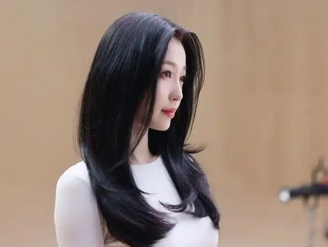 虞书欣最新物料,白色露背毛衣搭配黑长直造型,好软乎乎的感觉啊__财经