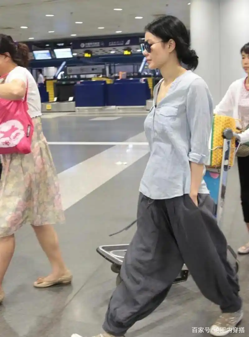 王菲真不愧是时尚女王,穿蓝色衬衫与灰色长裤,潮流又高级时尚