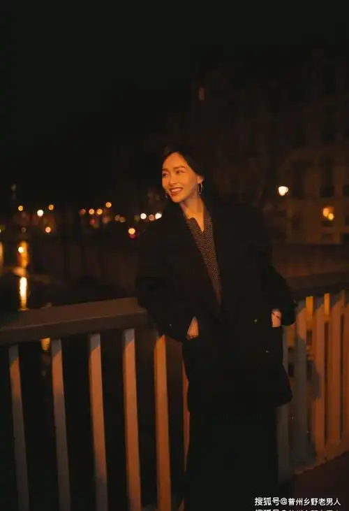 原创唐嫣巴黎街拍美出新高度简约大气又不失时尚感