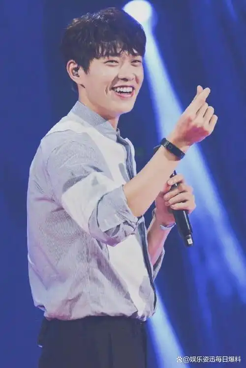 若再加上有一双超迷人电眼和阳光治愈的笑容,那绝对是能迷倒不少观众