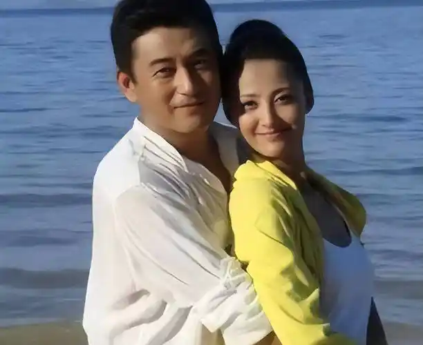 戏外王志飞,39岁知名演员,因戏生情喜欢上了张歆艺,为了她与妻子分手