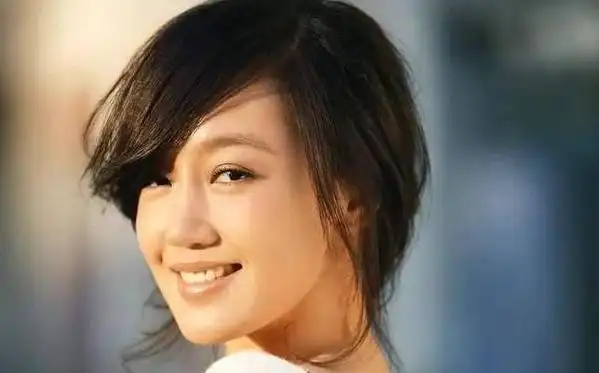 胡歌老婆产后出游,短发素颜,气质无法与前任相比