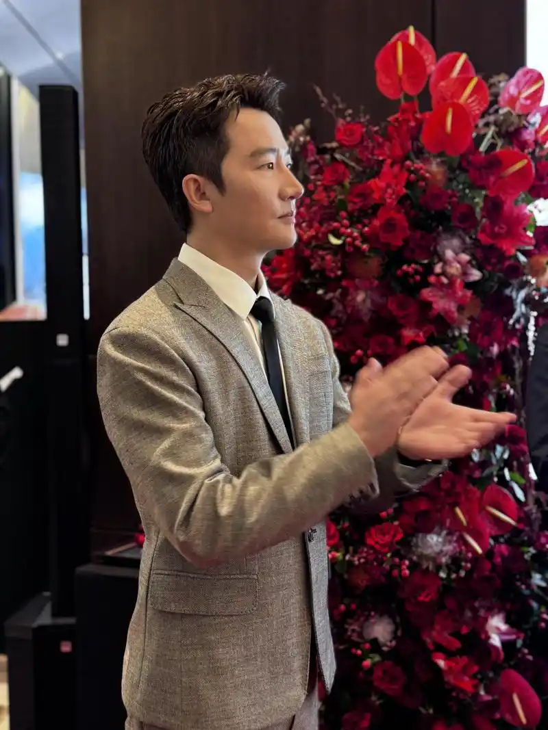 黄轩郑州出席活动,他笑容灿烂十分有辨识度,有少年感,颇有文艺青年的