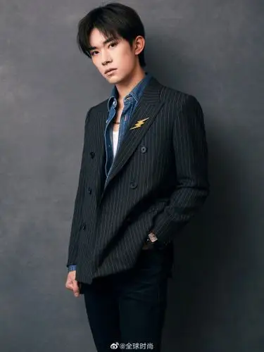 易烊千玺印花长风衣# 易烊千玺今日芭莎慈善夜两套造型,黑色条纹西装